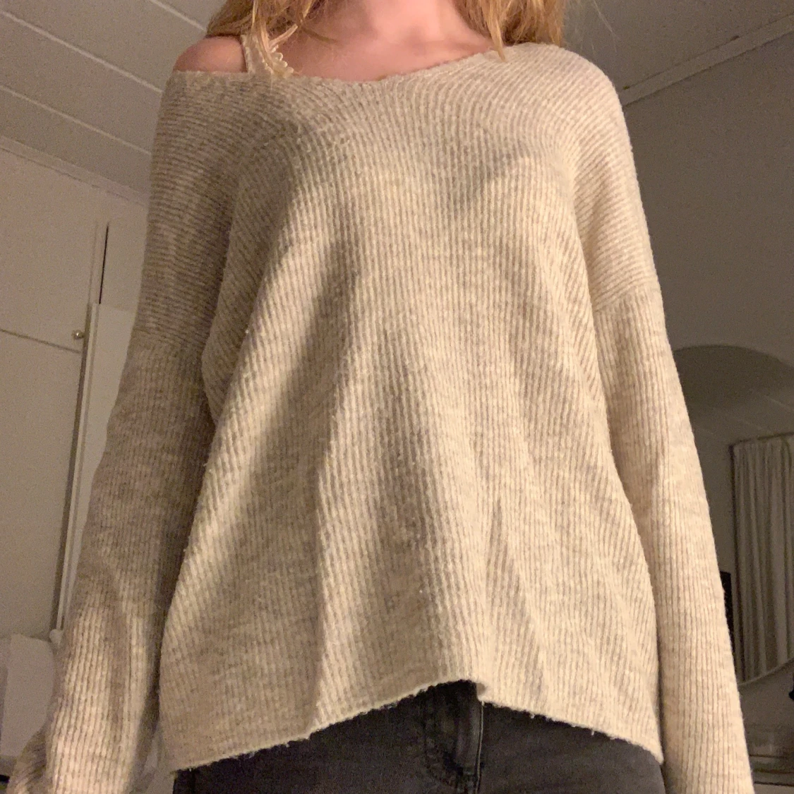 Beige ribbad stickad tröja v-ringad - 1