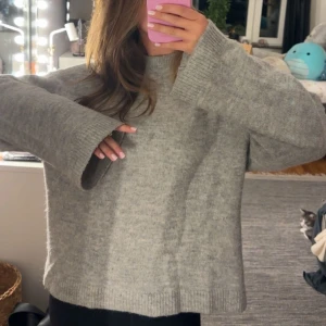 Grå stickad tröja - Grå stickad från Gina🌸Storlek M