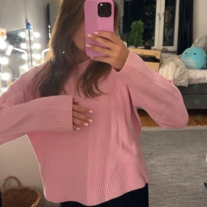 Rosa stickad tröja från & Other Stories - Superfin rosa stickad tröja från & Other Stories💕💕Jättebra skick