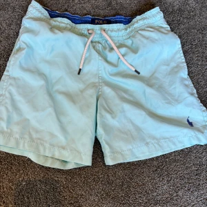 Polo bad byxor  -  Säljer helt vanliga badshorts i barnstorlek.  mycket fina och bra kvalitet 