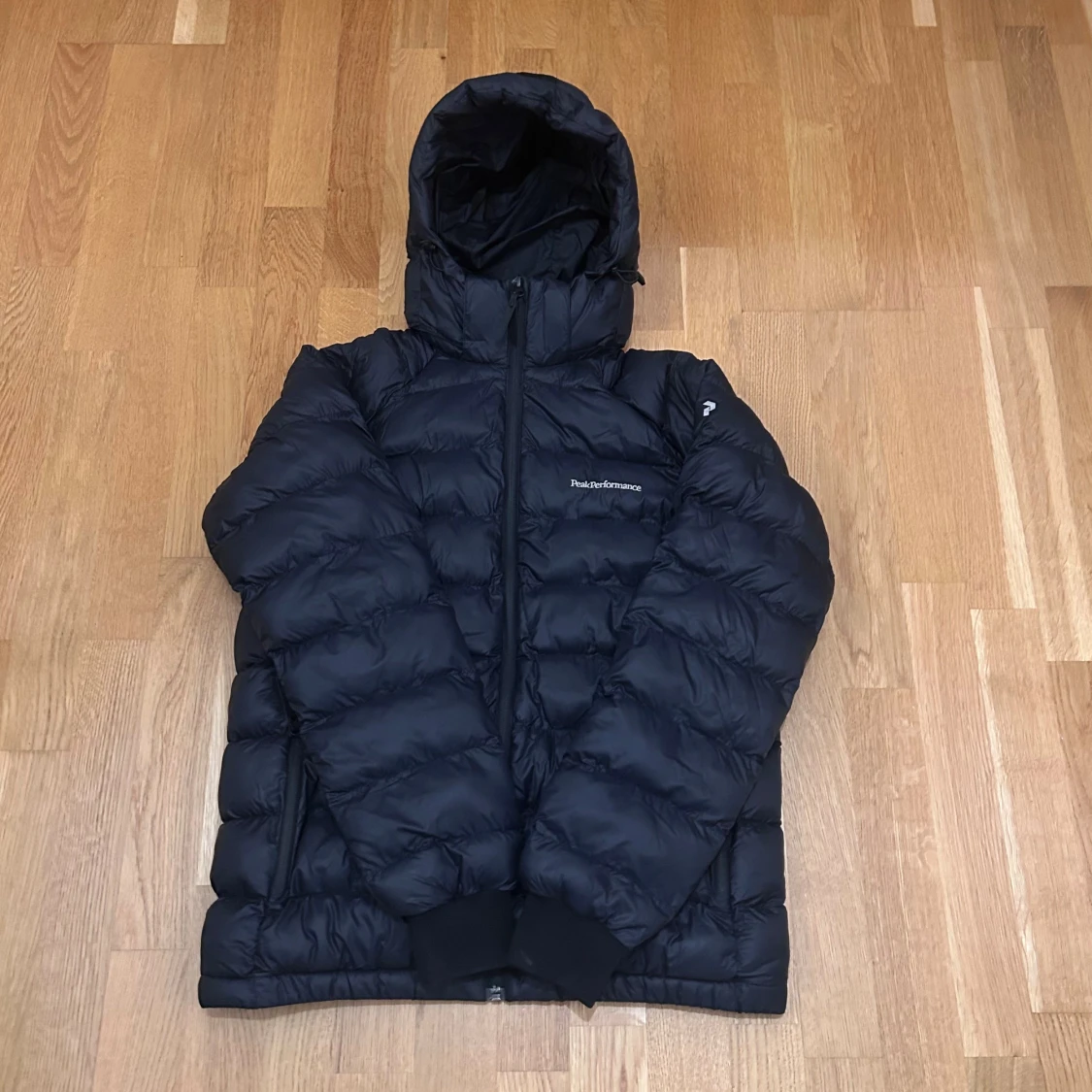 Svart dunjacka Peak Performance 170