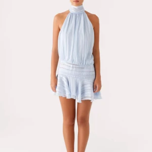 Peppermayo Exclusive - Willow Chiffon Mini Dress - Storlek 34/xs! Supersöt ljusblå kortklänning med halterneck och knyt i nacken. Den är nästan helt oanvänd bara testad 1 gång! Orginal pris är ungefär 1000kr! Pris kan diskuteras ❤️ Har kvar pris lapp och orginal förpackning!