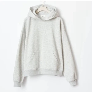 Ljusgrå hoodie från Gina💓 - Säljer min hoodie från gina i bra skick, inga fläckar eller skavanker😋 Skriv privat för vid fler frågor, tryck annars gärna på köp nu🥰