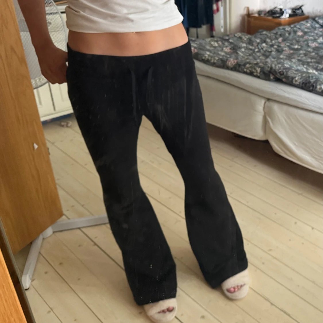 Svarta bootcut mjukisbyxor med snörning - 2