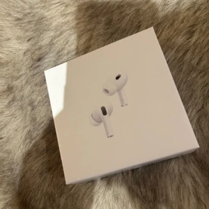 Ear pods 2 pro - Säljer dessa pga att jag redan fick ett par från jobbet! 😊 pris kan diskuteras! 