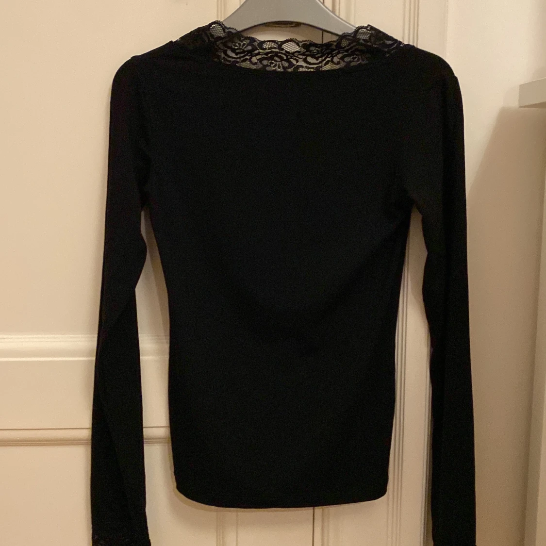 Svart långärmad topp med spets från RYVLS - 1