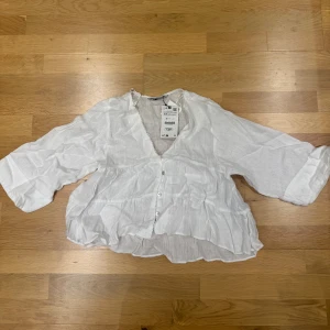 V ringad blus - en jättefin blus från Zara som är helt ny! kommer ej till användning och därför säljer jag den 💓