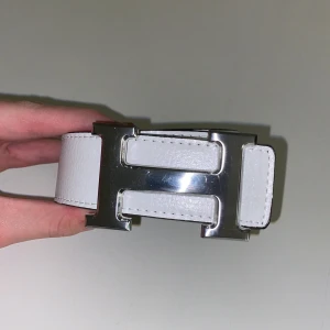 Vitt H bälte  - Riktigt bra kvalité, helt nytt