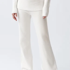 Vita ribbade stickade byxor - Säljer ett par vita stickade byxor med ribbad midja och breda ben. Byxorna har en hög midja och är tillverkade i mjukt stickat material som ger en chill och trendig vibe. Perfekta för att maxa mysfaktorn och ändå se snygg ut. Jag kan göra en byte med storlek M samma färg eller grå, om de vara någon, är intresserad över?