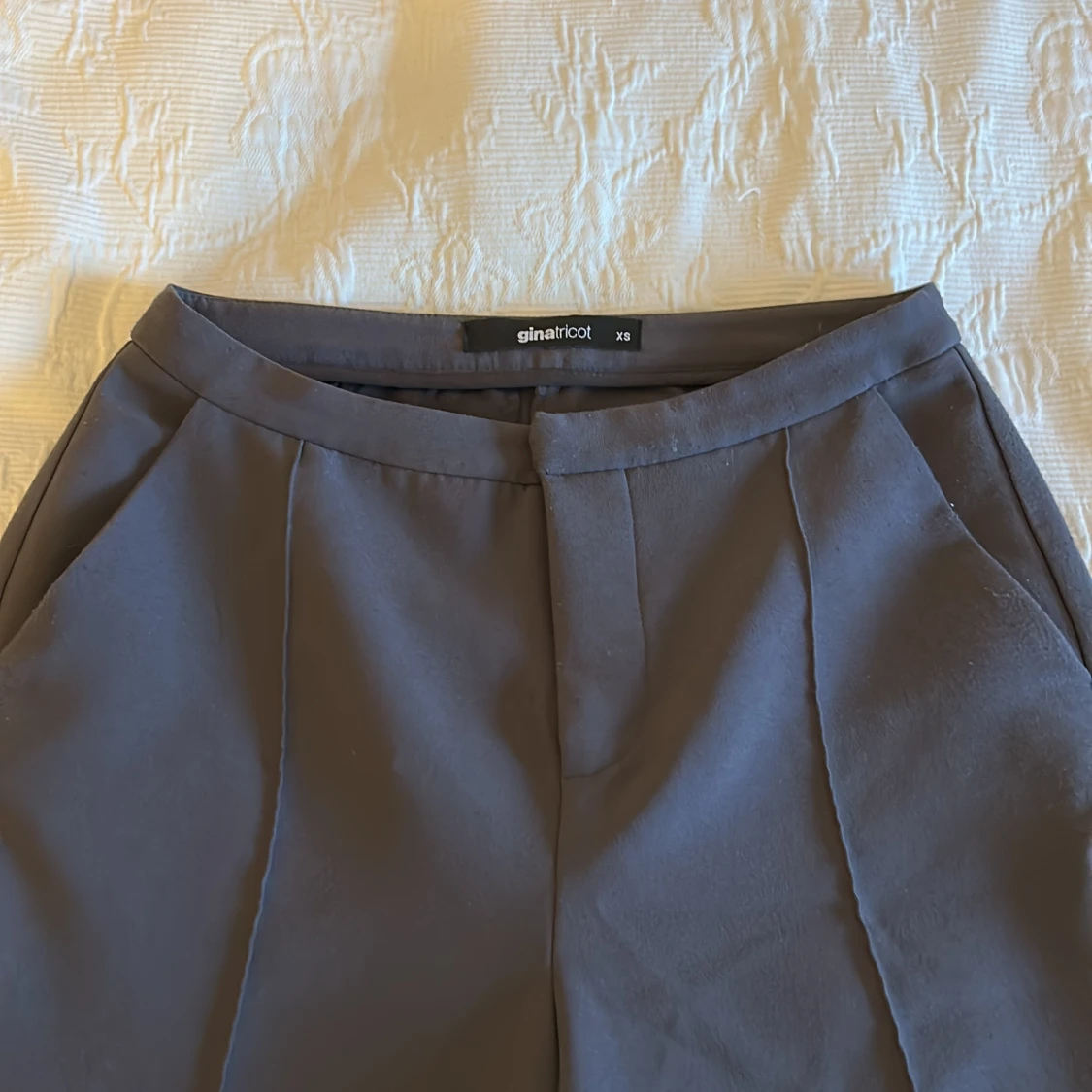 Mörkgrå bootcut kostymbyxor Gina Tricot - 3