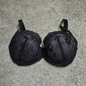 Bh 70G  - En riktigt fin bh från Wonderbra i storlek 70G, helt ny endast testad. 