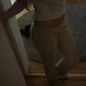 Beiga mjukisbyxor Juicy Couture XS - Mina beiga juicy byxor💓 Dom är väl använda men inget som direkt syns, fina och sköna. Skriv vid intresse tryck ej på Köp nu!