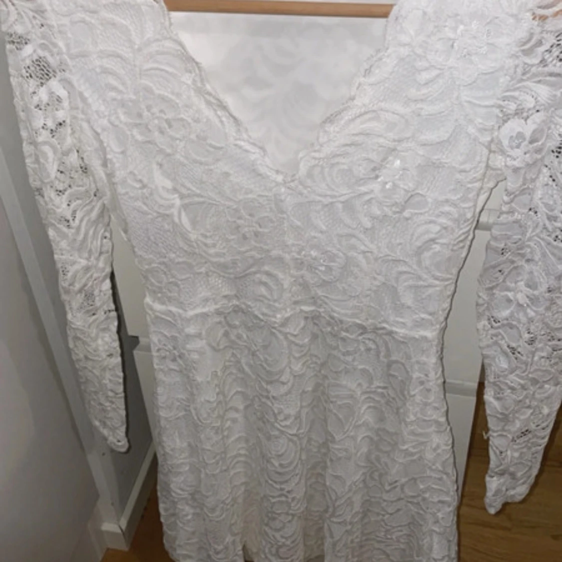 Vit spetsklänning med v-ringning - 1