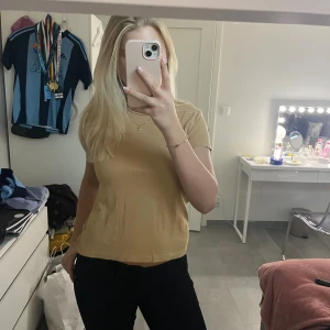Brun/beige T-shirt  - Latte färgad T-shirt från Kappahl. Storlek 170 men passar xs. 