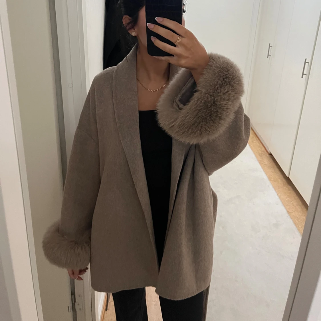 Beige kappa med pälsdetaljer - 1