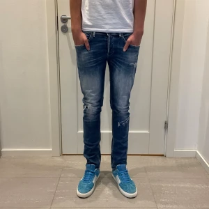 Dondup George Jeans  - Säljer nu dessa Dondup George Jeans med super snygga slitningar och tvätt i designen, skriv för fler bilde/frågor🙌🏼