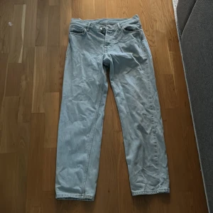 Sweet Loose Jeans från Sweet SKTBS - Ljusblåa loose fit jeans från Sweet SKTBS, modell Sweet Loose Jeans. Tillverkade i 100% bomull med klassisk femficksdesign och raka ben. Perfekta för en avslappnad streetstil.