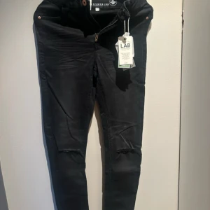 Svarta skinny jeans  - Svarta jeans med super slim passform helt nya 