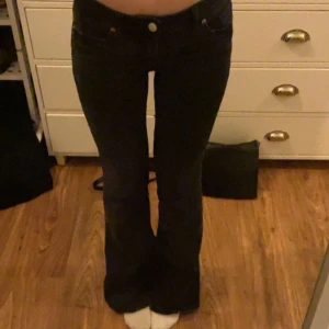 Svarta bootcut jeans från Monki - Säljer ett par svarta jeans från Monki med bootcut-ben och klassisk femficksdesign. Jeansen har låd/vanlig midja och är gjorda i mjukt denim-material med lite stretch för skön passform.💕