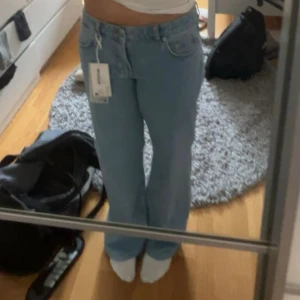 Ljusblå wide jeans + sytt upp hos skräddare - Snygga ljusblå jeans med breda ben och klassisk femficksdesign. På mig som är 170 var jeansen för långa, sydde upp dem ett par cm så att de passar en som är 167-175. Första bilden är efter skräddaren och andra är innan. Använda en gång 