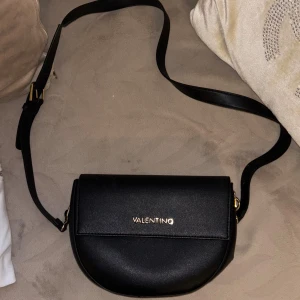 Svart axelväska från Valentino - Aldrig använts helt nyyy väska 