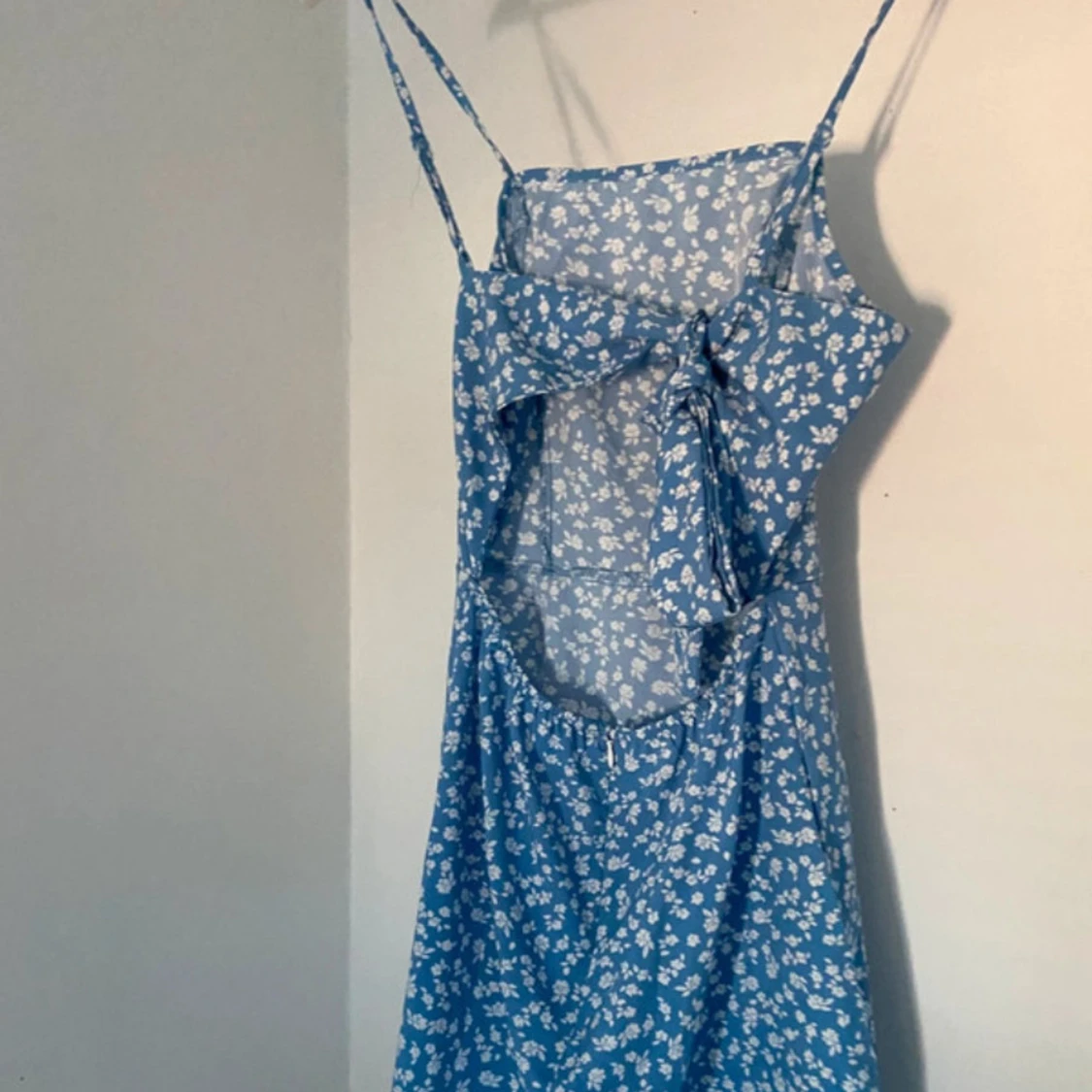 Blå blommig omlottklänning med knyt - 1