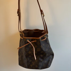 Louis Vuitton Noe väska  - Säljer nu min mammas eftertraktade Louis Vuitton väska eftersom hon har liknande! I välbevarat skick💓💓😊😊