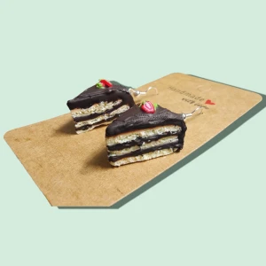 Chokladtårta öronhängen - Unika örhängen formade som chokladtårtebitar med lager i brunt, vitt. Dekorerade med små jordgubbar. Perfekt för dig som älskar söta och annorlunda accessoarer.
