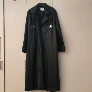 NA-KD oversized svart läder trenchcoat - Beskrivning kommer inom kort...