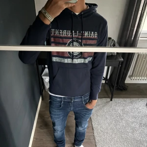 Saint Laurent hoddie - Tja, säljer en fet mörkblå Saint Laurent hoddie i storlek S, modellen är 178 cm lång och tröjan är lite liten i storleken så passar runt 170-175, köpt på plick, pris går att diskutera vid snabb affär💯🍾🍾