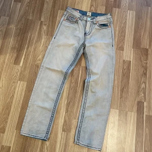 True Religion Jeans - Säljer dessa fina trues!  Typ aldrig använda och följer med i org påsen.  Måtten: Benlängden är 110cm Höften är 40cm  170-175cm för baggy fit 176-182+ straight fit. Aldrig använda då dom inte passar mig. Nypris på dessa var 3500kr och det finns inte tillgängliga längre och inte ens i liknande färger. Super bra kvalitet