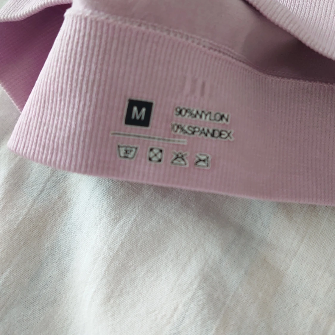 Ljusrosa träning shorts och topp  från Astani, stl M/L - 4