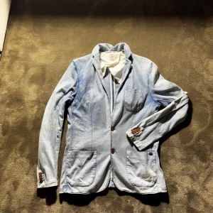 Scotch & Soda ”denimkofta”👔 - Säljer en tvärfet cardigan från scotch & soda i storlek S i snygg tvättad indigo färg. Inga defekter eller liknande finns!