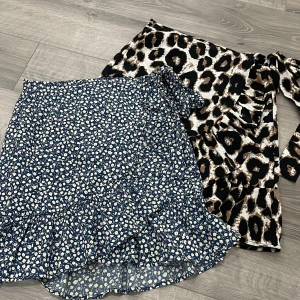 Blommig blå kjol & leopard omlottkjol - Två snygga kortkjolar! Perfekt till våren och sommaren, går att köpa separat och går att köpa båda två!! En kostar 80 och båda två för 150 