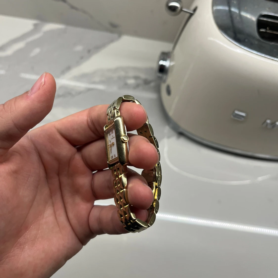 Guldig rektangulär klocka från Mockberg - 1