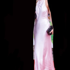 Rosa balklänning  - Säljer 3 stycken likadana rosa klänningar. Denna är stl L, det är inte den klänningen som är på bilden som säljs utan en oanvänd med lappen kvar. Beställde 3 olika storlekar därav 3 av samma. Den är som sagt oanvänd och i nyskick, nypris är 1300💗