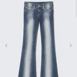Blå bootcut jeans med blekta detaljer - Mörkblå jeans med blekning på både fram och baksida. Använd fåtal gånger och i bra skick. Låg midja, skriv för fler bilder  