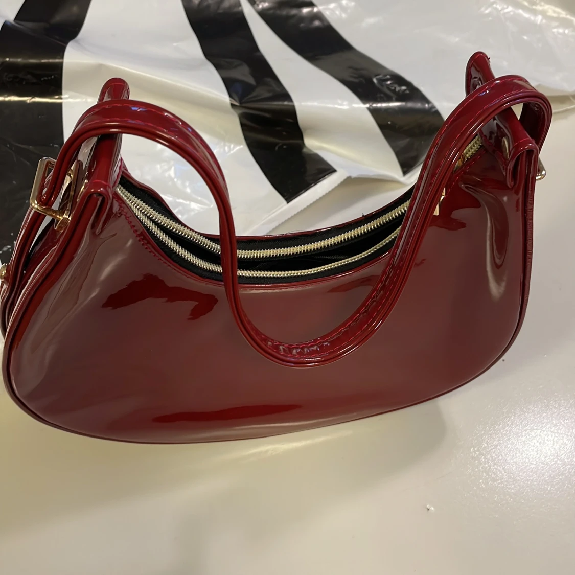 Röd axelväska i blankt syntet - 2