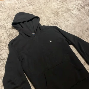 Svart hoodie från Polo Ralph Lauren - Ralph lauren hoodie i extremt fint skick. Storlek xl i barn motsvarar runt ett S/M i vanlig storlek