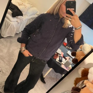 Vintage jacka från Tommy Hilfiger - Säljer en as cool retro jacka från Tommy Hilfiger med krage och dragkedja . Jackan har ärmar med knappdetaljer vid mudden och diskret logga på bröstet. Den är helt fodrad och mycket varm nu på hösten.💕💕