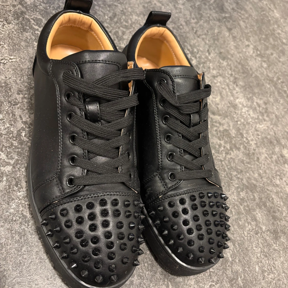 Christian Louboutin svarta sneakers med nitar