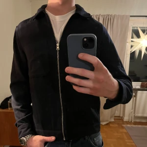 Svart These Glory Days Overshirt med dragkedja  - Säljer denna sjukt snygga Overshirten från These Glory Days⭐️ Färgen är svart och storleken är M✅ Den har inga defekter och skicket är utomordentligt🙌🤝 Sjukt najs passform och passar perfekt till hösten🍁🙌 Tveka inte på att höra av er dig vid minsta fråga eller fundering😊