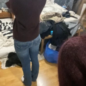 Lowwaist vintage bootcut jeans från Lee - Säljer ett par snygga blå jeans från Lee som är vintage, super low waist och bootcut. Den är i storleken W27 och L33. Ja g älskar dom så sjukt mycket men tyvärr har dom blivit för små. Original pris:1899kr