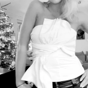 Vit topp - Jätte söt topp från hm som ser ut som en rosett, endast använd 2 gånger🤍🤍🤍