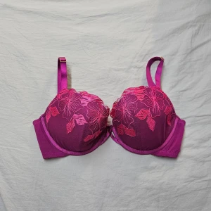 Bh 70F - En riktigt fin bh i storlek 70F från Ann summers. Endast testad, väldigt fint skick!