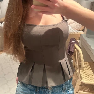 Grön Monki topp - Säljer denna så fina gröna topp från Monki som knappt är använd