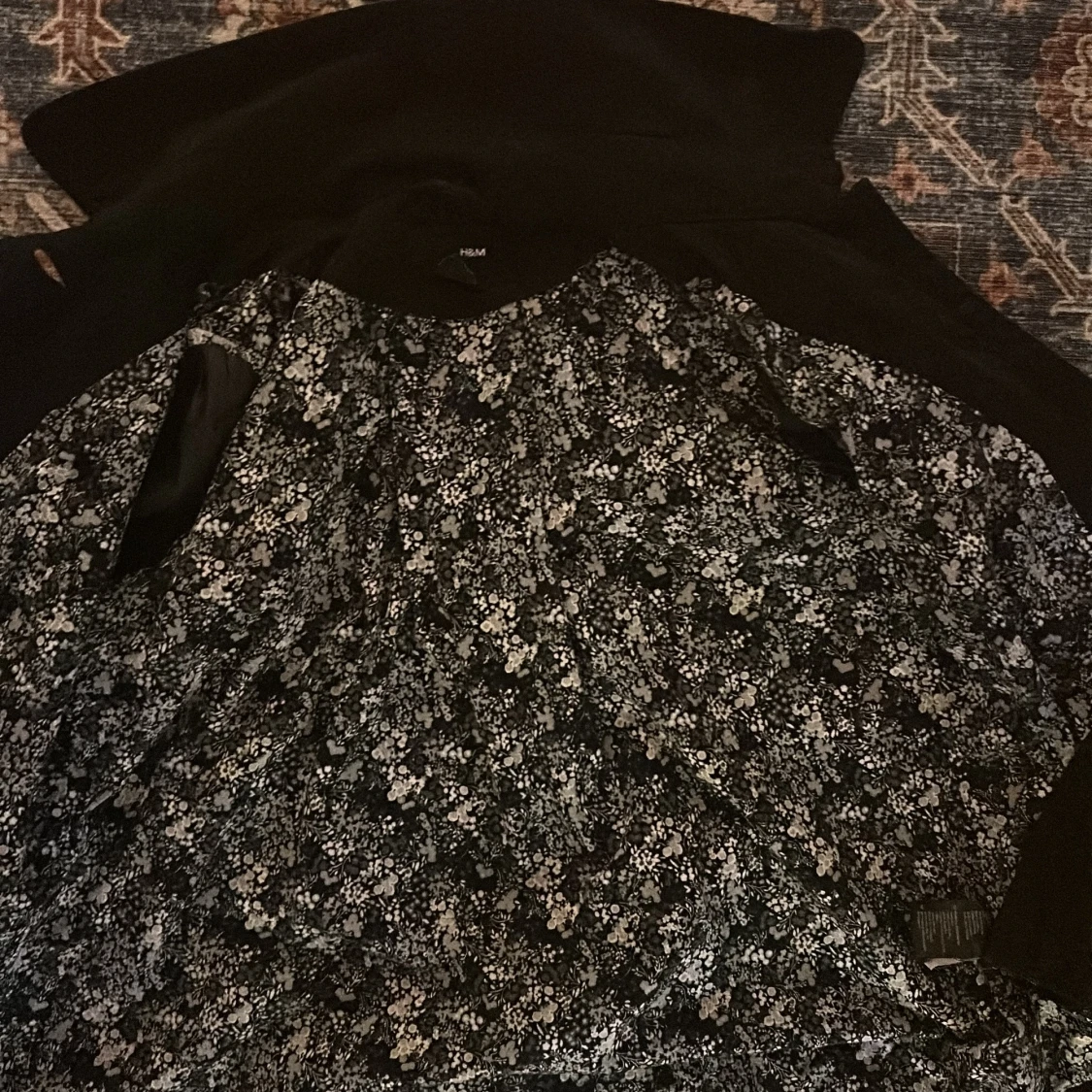 Svart trenchcoat från H&M med blommigt foder - 3
