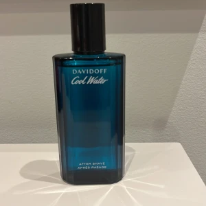  Davidoff cool Water 80ml  -  Davidoff cool water aldrig använt köpte den och sen ställde jag den bara på min hylla för att jag har så mycket parfymer perfekt fräsch parfym om man vill lukta gott efter till exempel en dusch 80ml