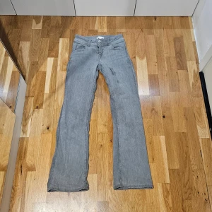 Grå jeans - gina tricot young - Ett par gråa jätte söta jeans från gina tricot young i storlek 158 (motsvarar en XS/34), bootcut och lågmidjade - Säljs inte längre. Använda ett fåtal gånger, men fått nån typ av utstretchning på låret - syns knappt vid användning då byxan är utstretchad. 