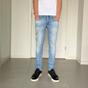 Dondup George Jeans - Säljer nu dessa snygga dondup George Jeans med snygga slitningar i populär design, skriv för fler bilder/frågor🙌🏼
